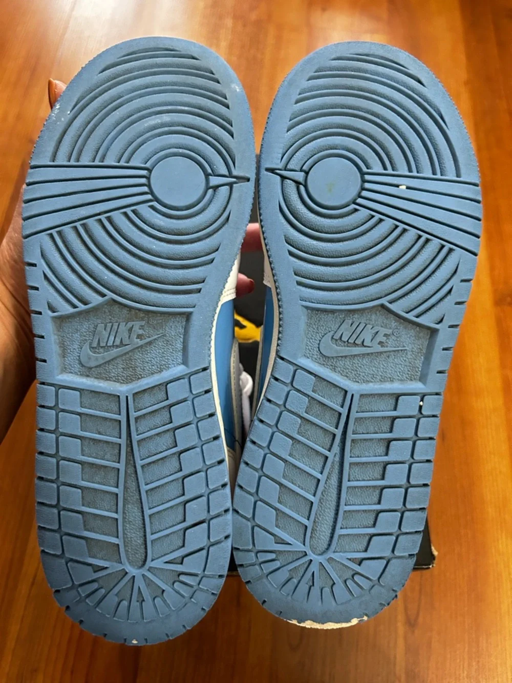 AIR JORDAN 1 MID SE (GS) - Picture 4 of 9